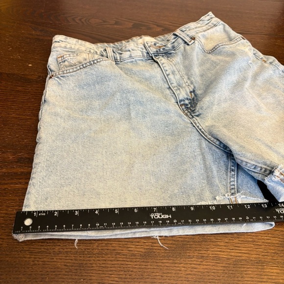 H&M Women’s Mom Comfort High
Denim Shorts Size 10 Supersoft Distressed 5 Pockets - Picture 6 of 14